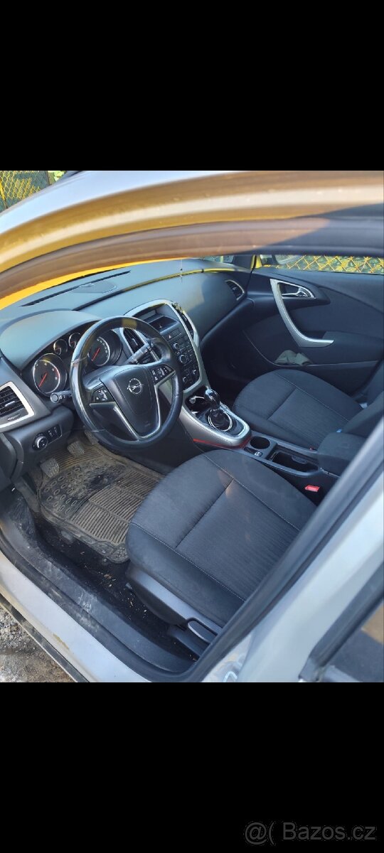 Prodam Opel Astru sport tourneo 2012 - 9