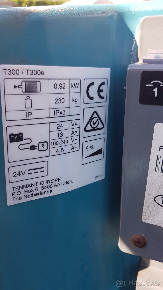 Podlahový mycí stroj TENNANT T300e - 9