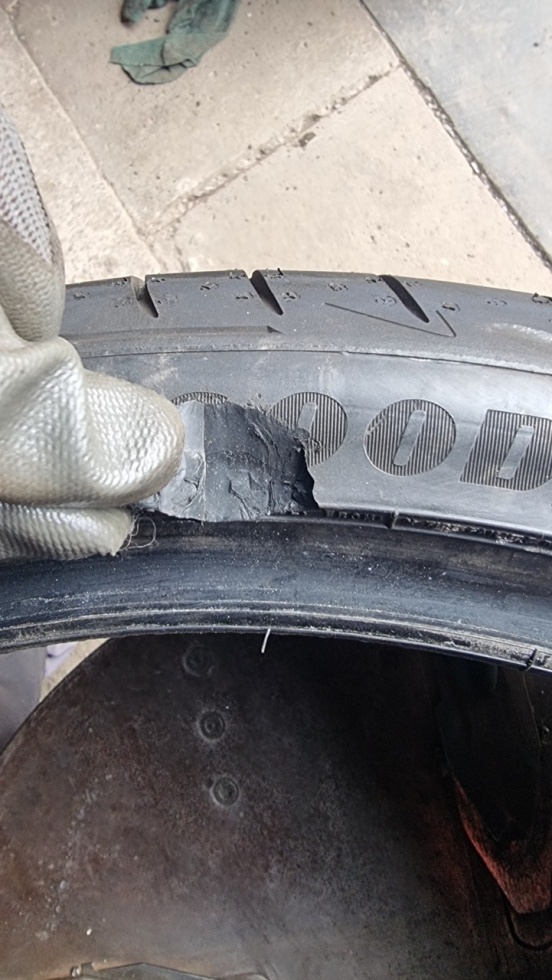 Letní pneu 235/35/19 Good Year - 9