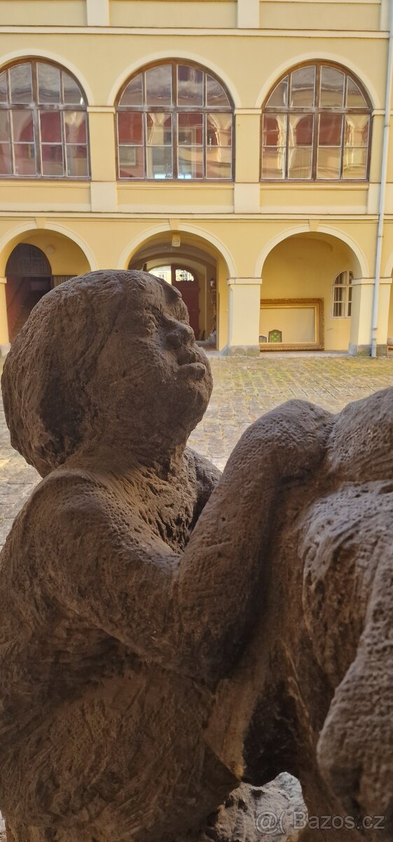 Obří pískovcové sousoší „Matka s dítětem” z období první rep - 9