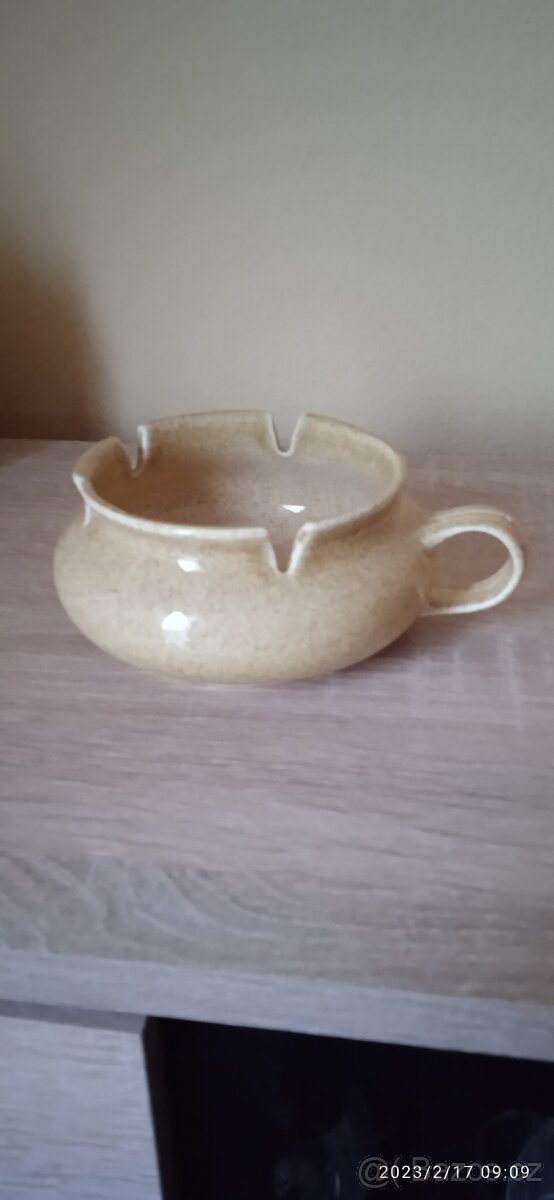 Různé hrnky a skleničky. - 9