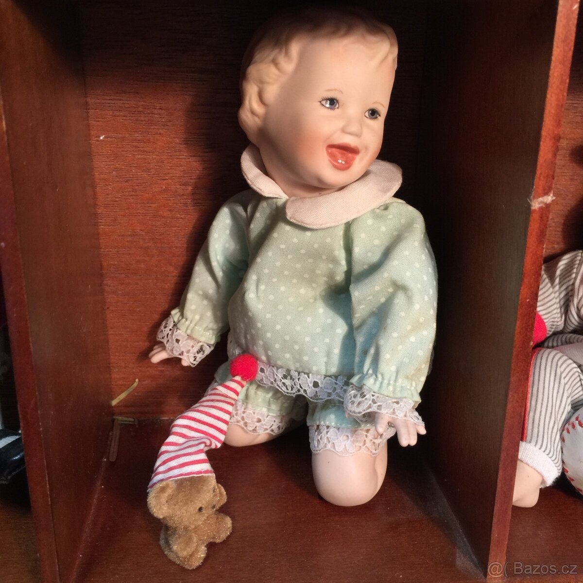 sběratelské panenky porcelánové značené a polička - 9