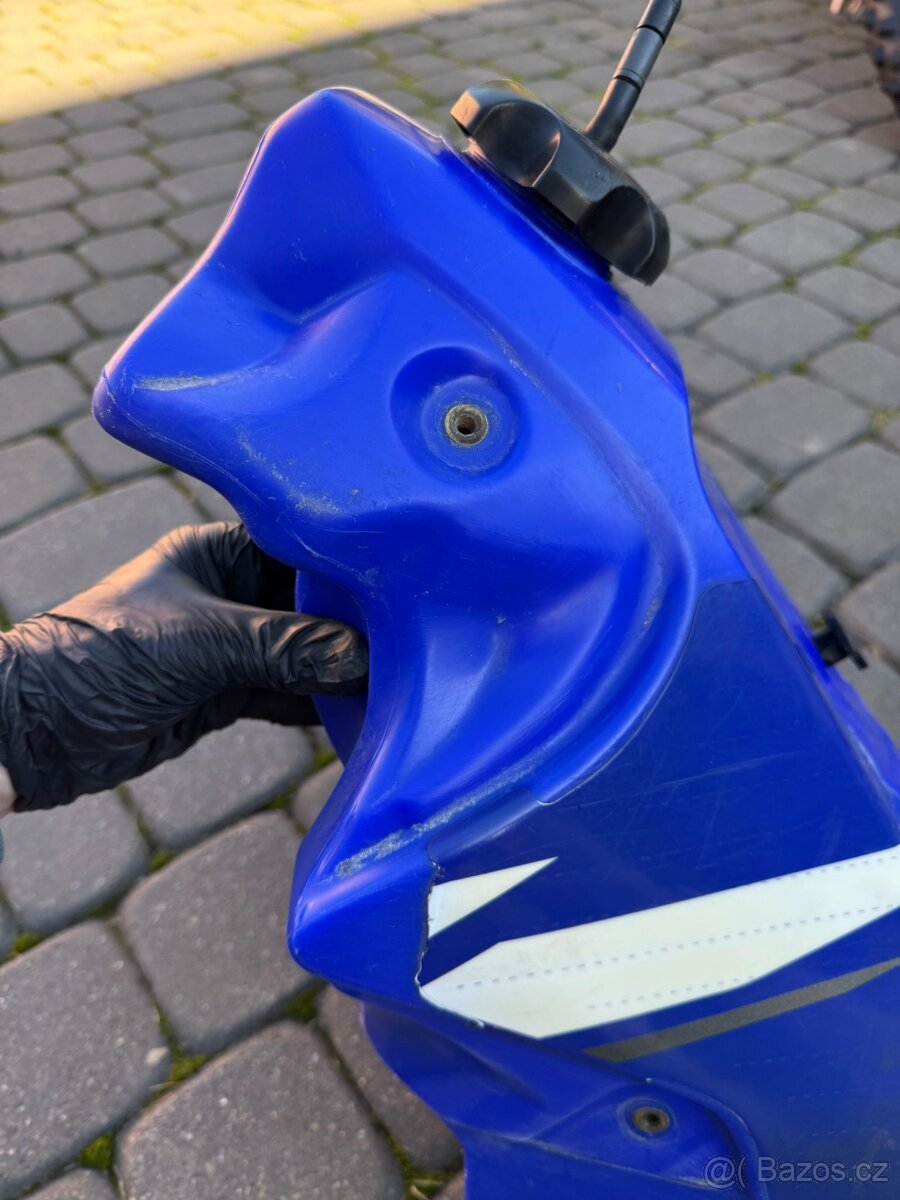 Palivová nádrž s kohoutkem Yamaha YZ 125 250 r 02-04 - 9