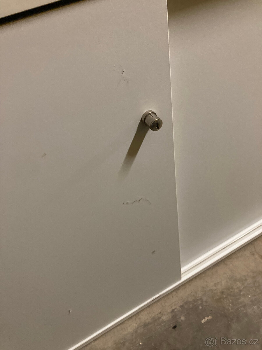 Skříňka nábytková nízká s posuvnými dveřmi za 500 kč - 9