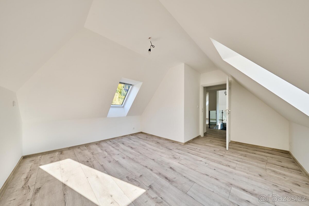 Prodej nového mezonetového bytu 3+1 se zahradou s bazénem - 9