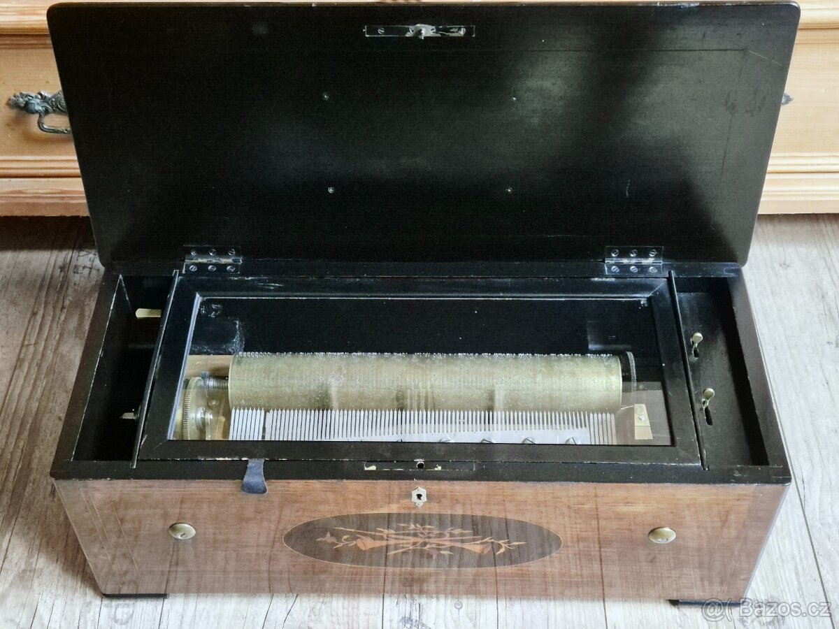 Krásný starožitný hrací stroj se zvonečky a bubínkem - 9