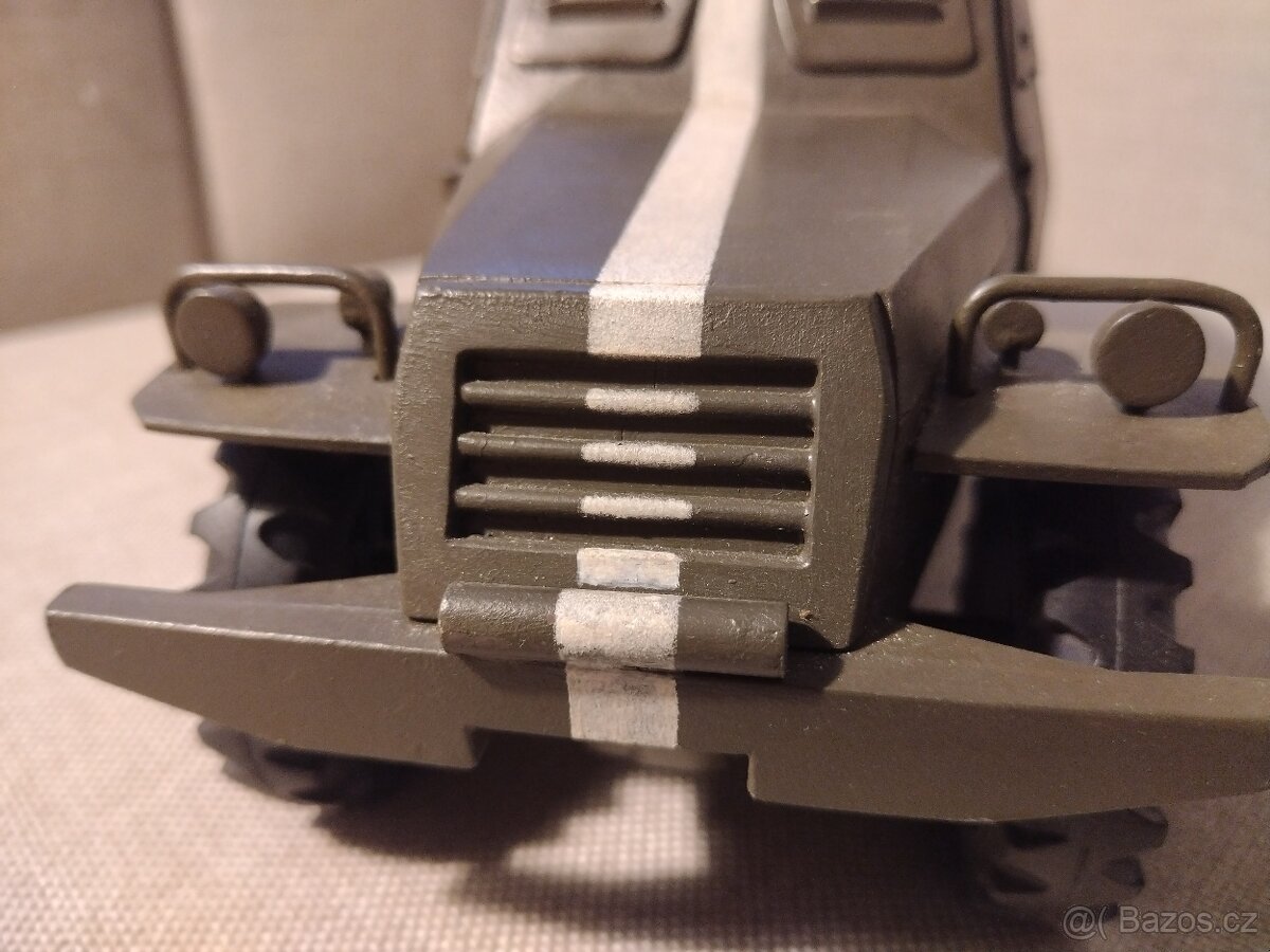 Krásný starý model obrněného vozidla, dřevo+kov - 9