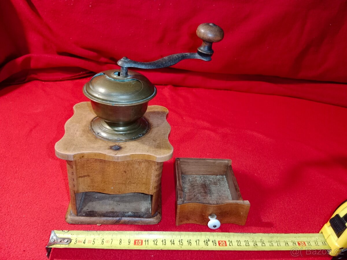 Mlýnky na kávu 18 ks + 2 ks dóz + korbel atd. - 9