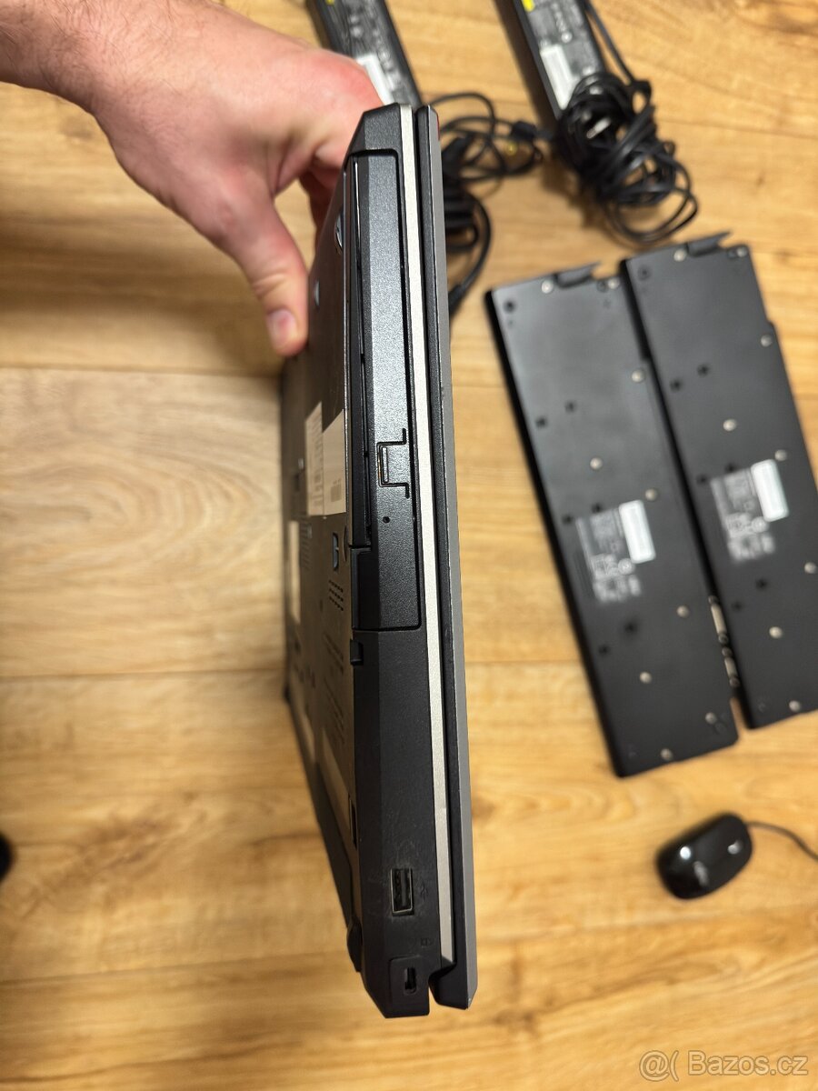 Fujitsu Celsius H730 + dokovačky + zdroje + myš - 9