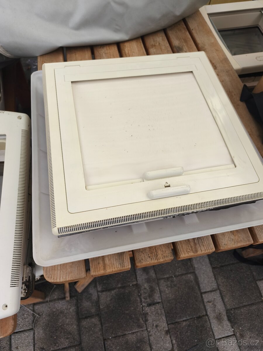 Střešní okno do karavanu - 9