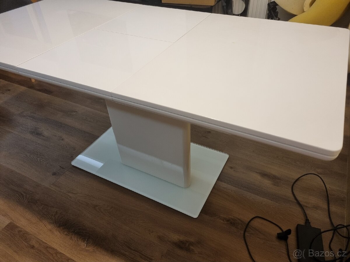 Bílý jídelní stůl - 9