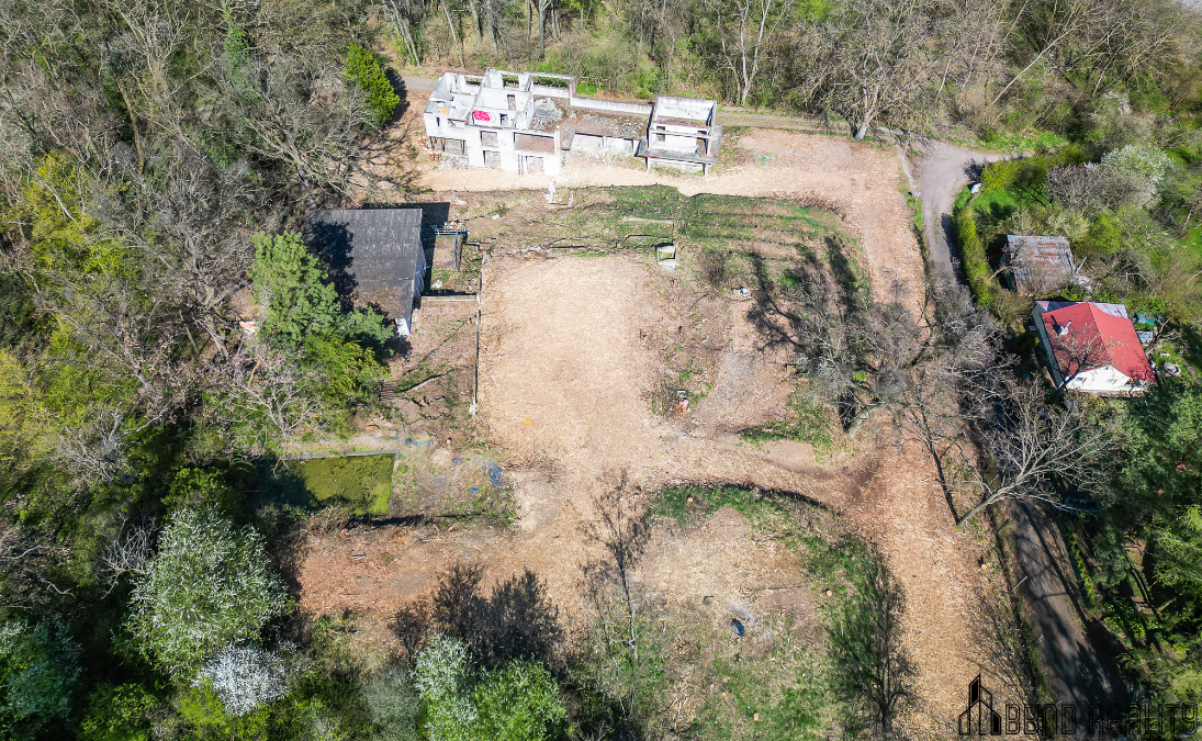 Prvorepubliková vila s pozemkem 5 181 m² v Želešicích - 9