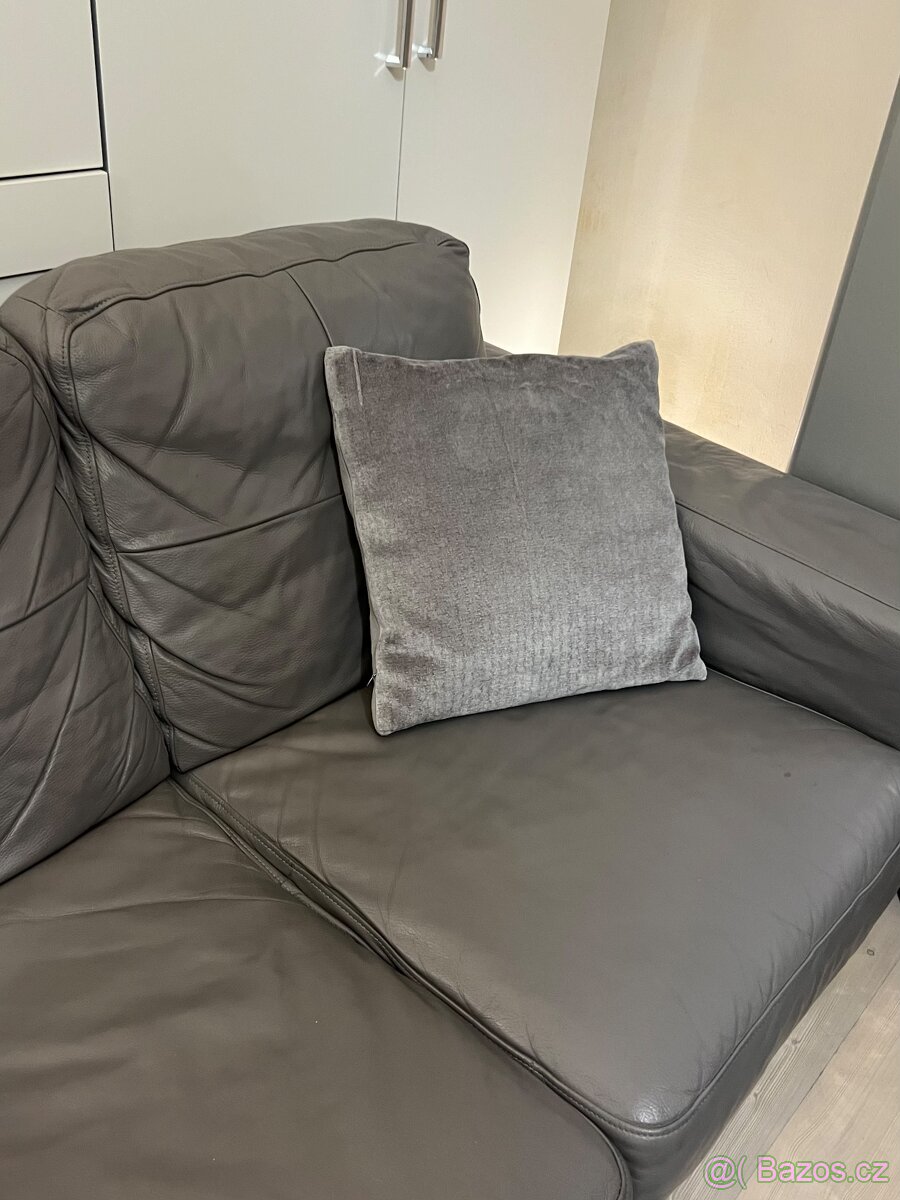 IKEA SKOGABY – kožená 2-místná sedačka, šedá - 9