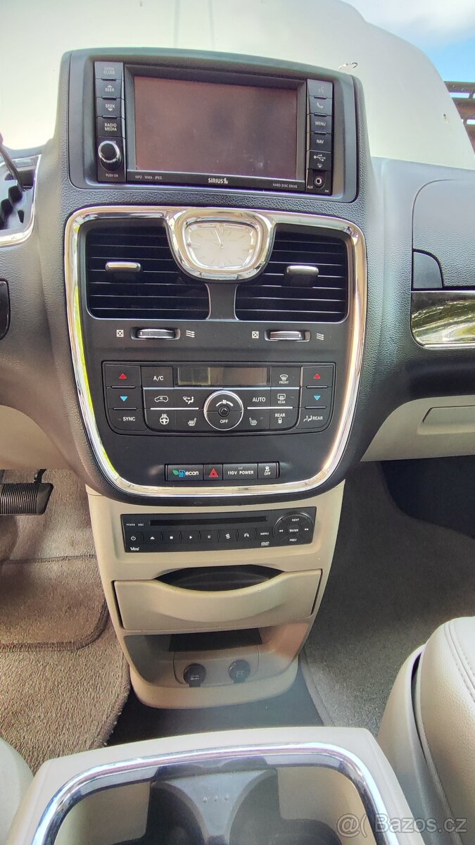 Chrysler Town & Country 3.6 V6 2012, 7 míst, Netflix - 9