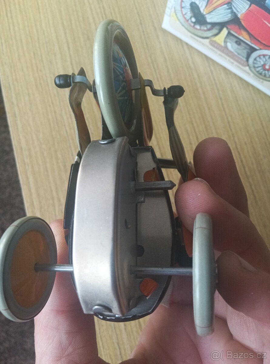 Kluk na tříkolce - 9