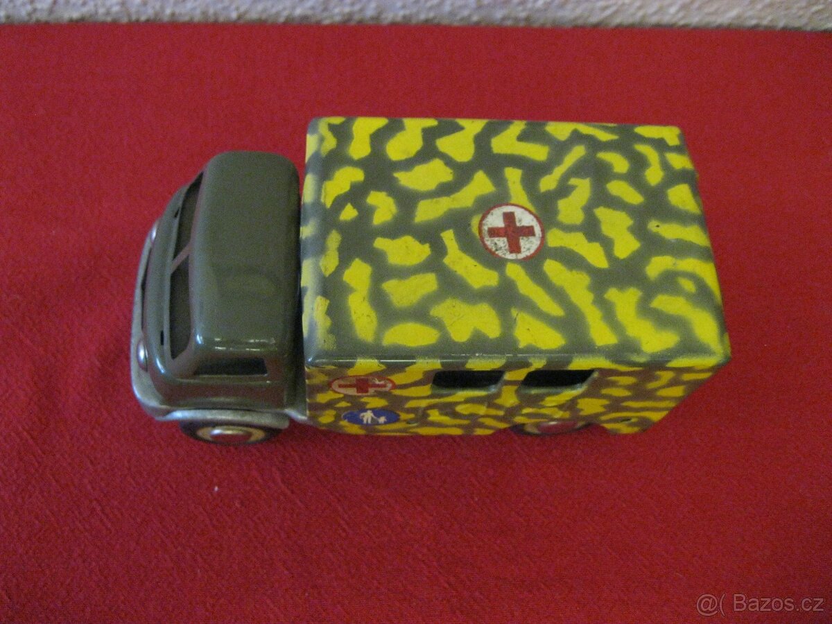 Plechové autíčko " VOJENSKÁ SANITKA" původní ORIGINÁL - 9