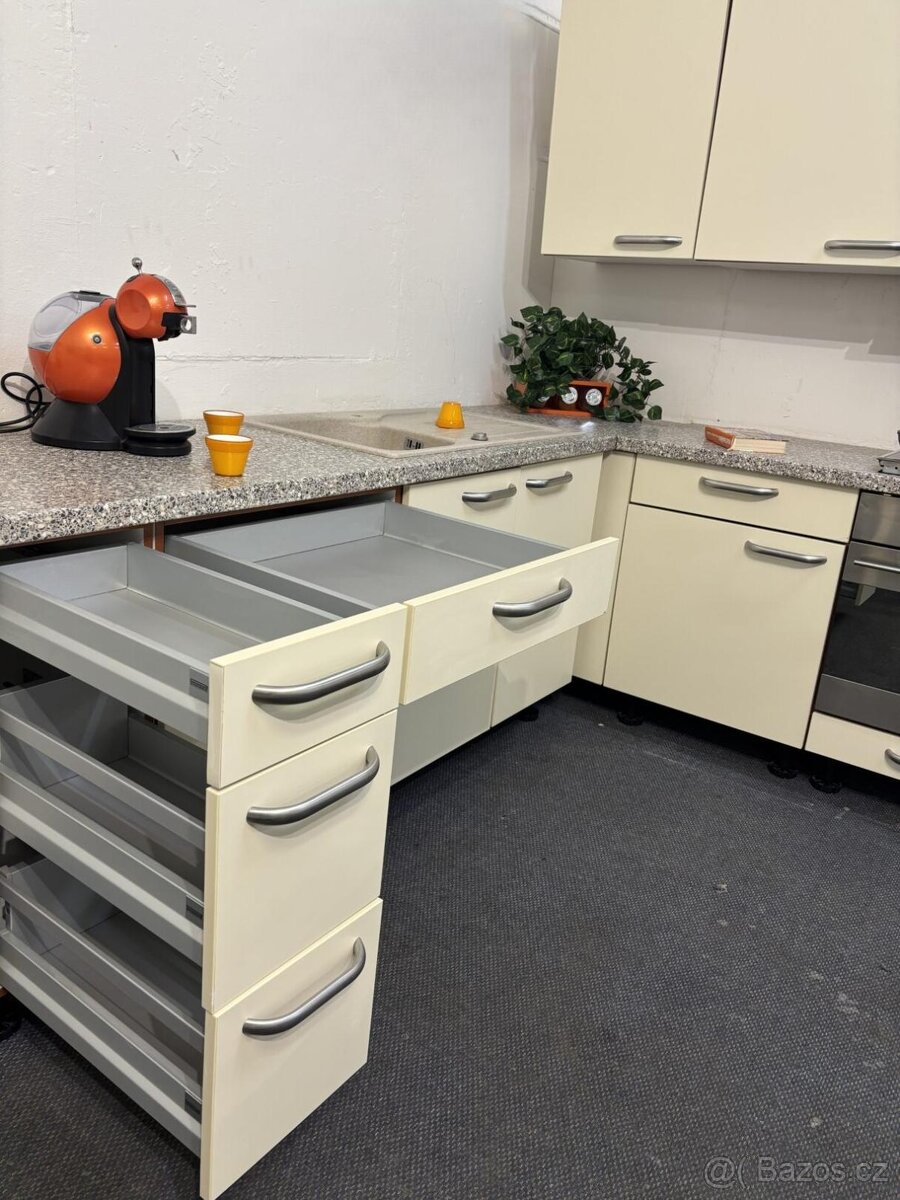 Nadčasová kuchyně LEONA - 9