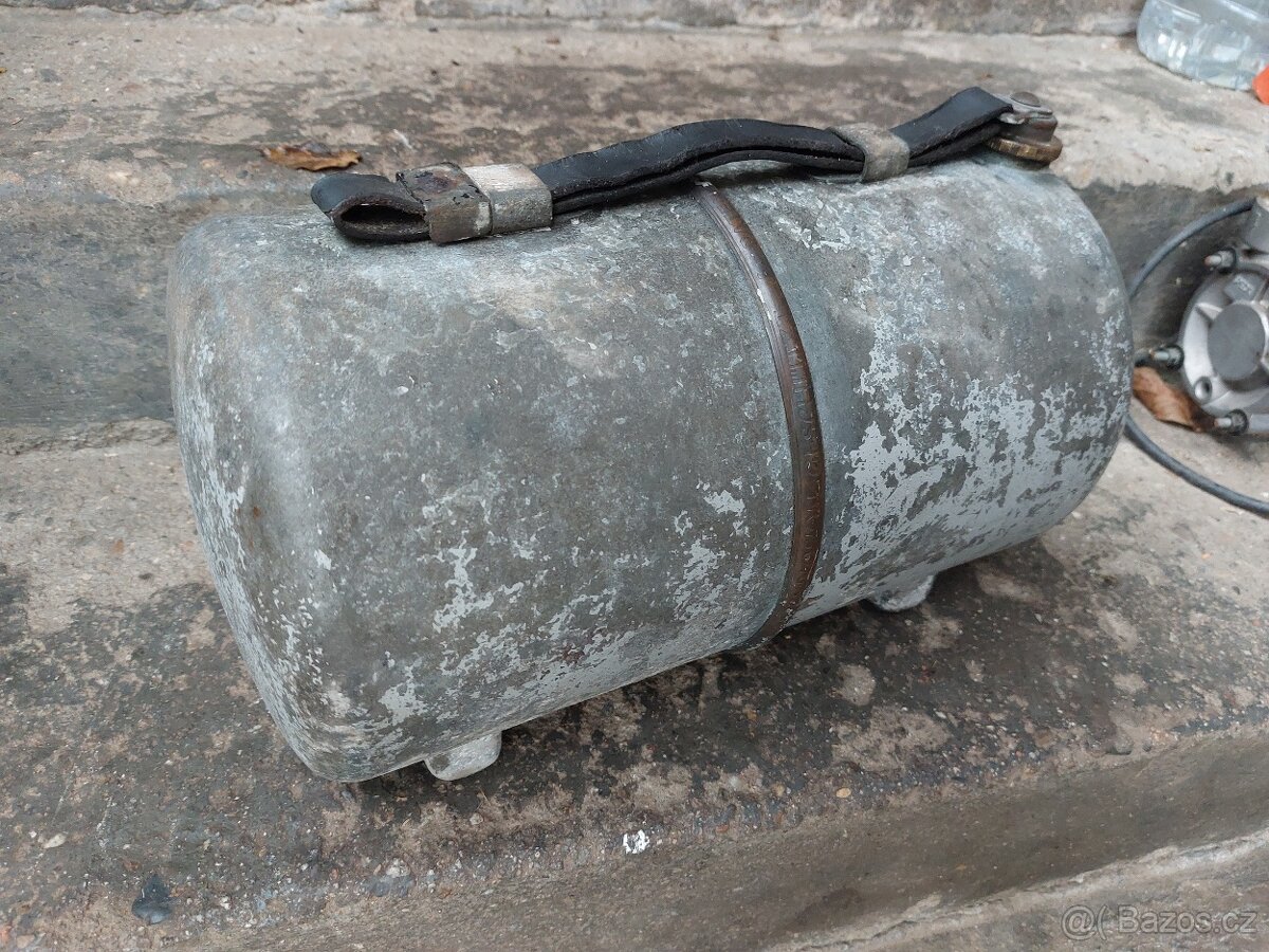 Starý kanystr na veterána 20-30.léta. - 9