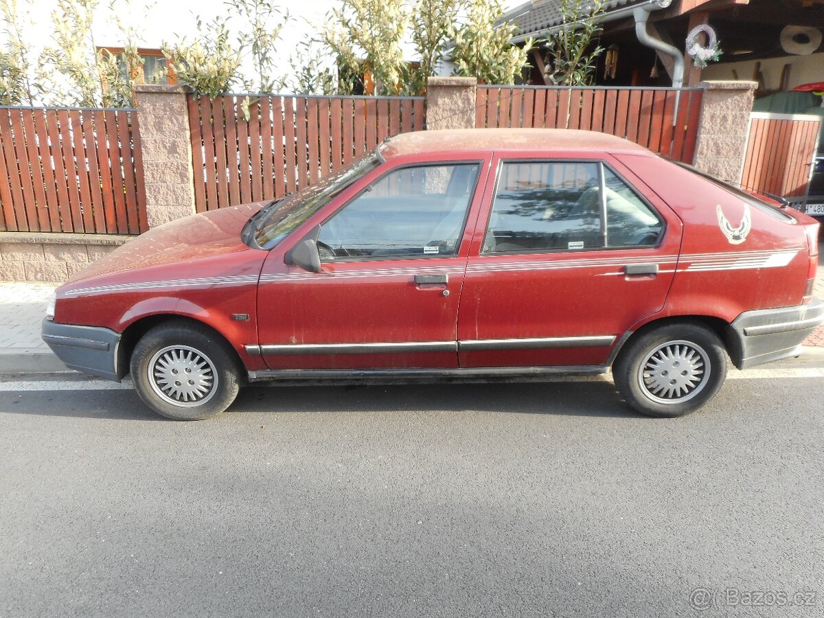Renault 19 I tmavě červená barva - 9
