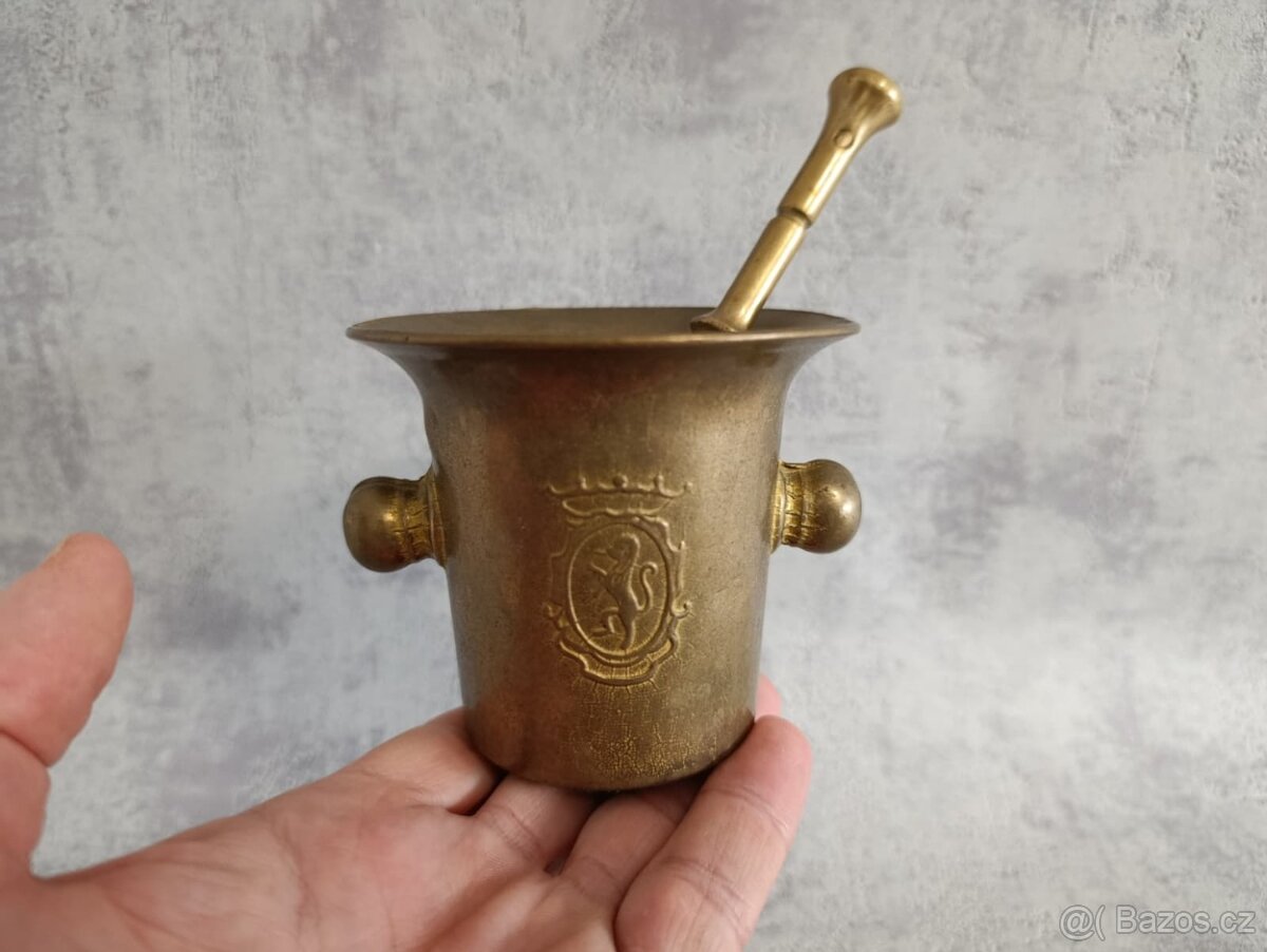 Starý malý mosazný hmoždíř se lvem a tloukem - 9