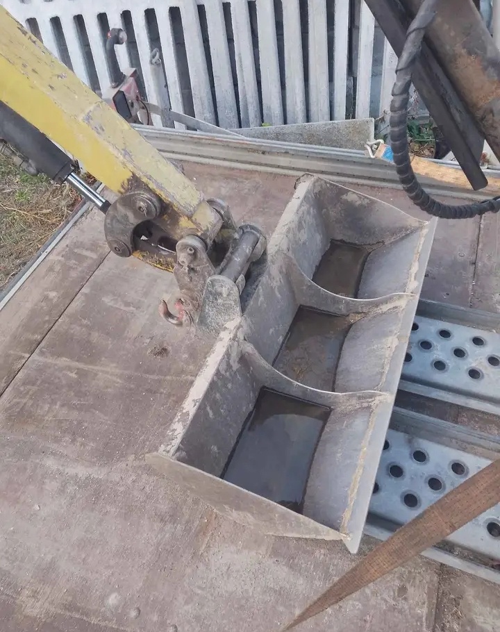 Caterpillar 301.8 pásový bagr - 9