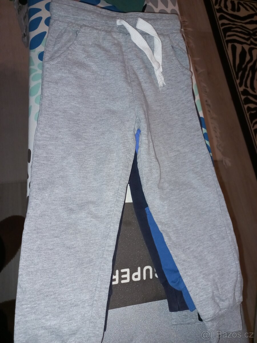 11 kusů hlapecké tepláčky+trička vel.98-104 - 9