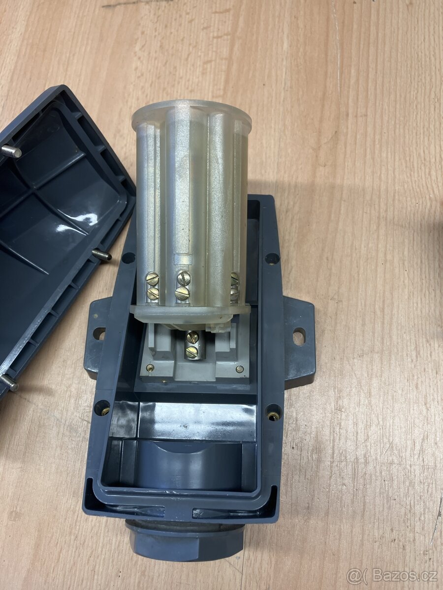 Nástěnná zásuvka s vidlicí - 9