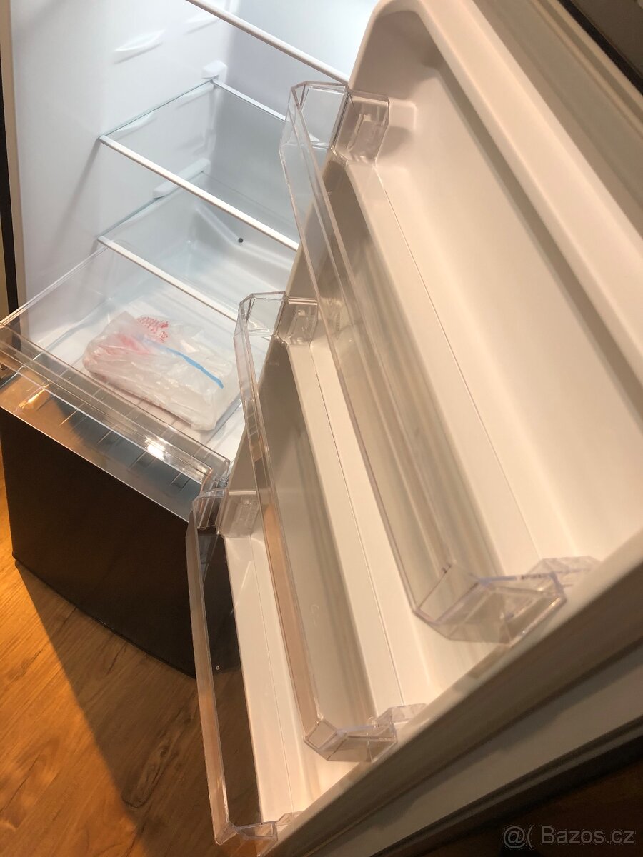 Malá lednice s mrazákem Siguro BF-c241y zánovní - 9