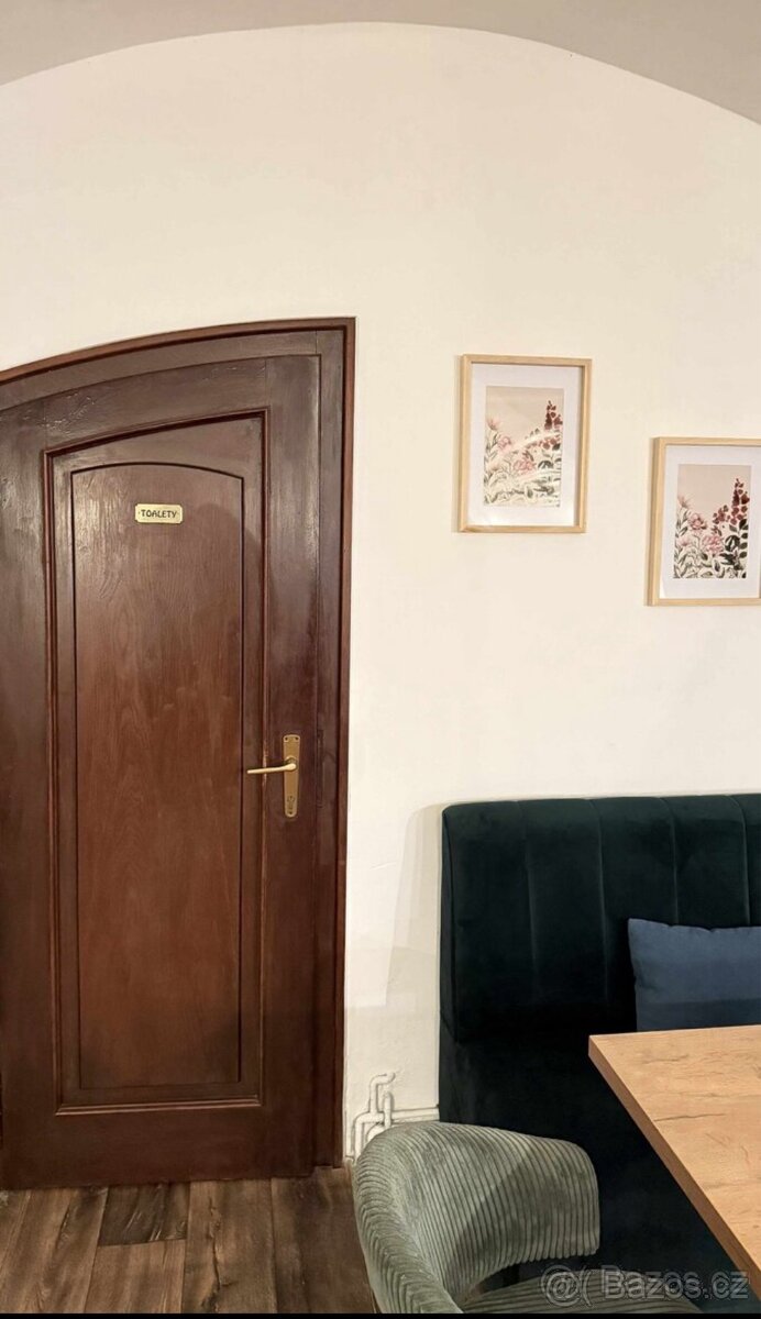 Srdce Hradce volá Přenechání stylové vinárny / baru - 9