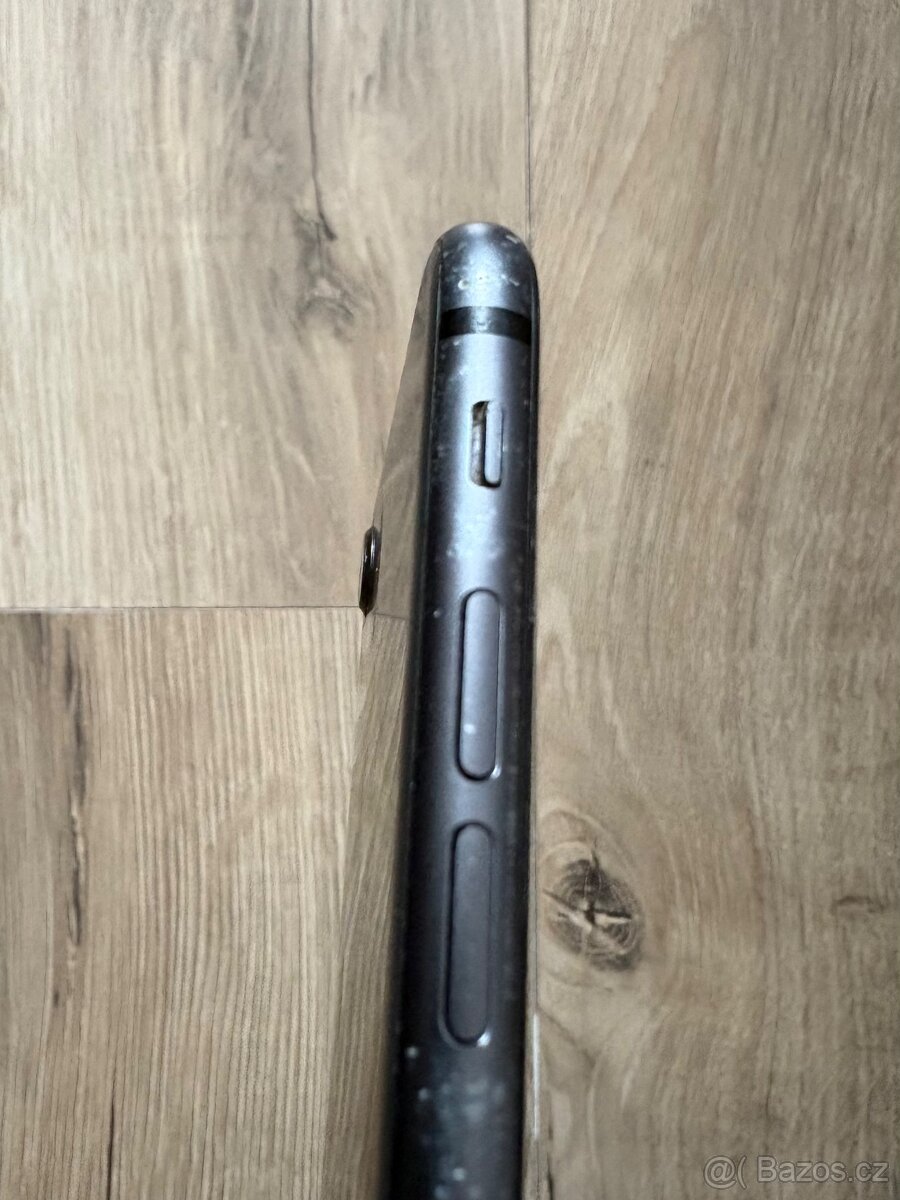 Poškozený iPhone 8 - 9