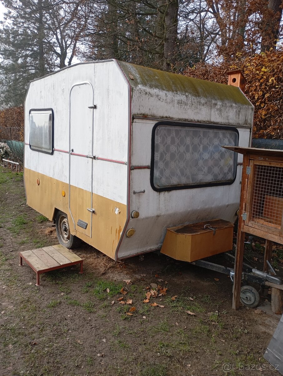 Karavan, obytný přívěs s papírama. - 9