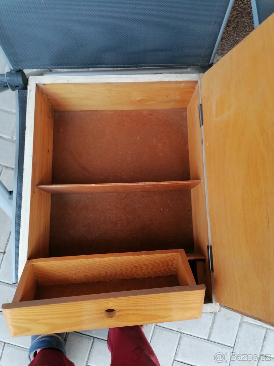 Lekárnička dřevěná nástěnná RETRO z - 9