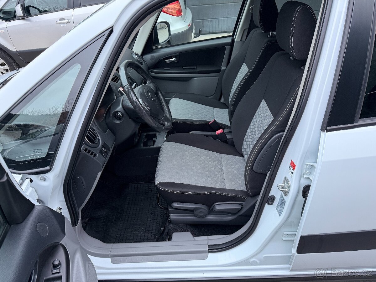 SUZUKI SX4 1.6i 88KW 4X4 BÍLÁ PERLEŤ NAVI TAŽNÉ VYHŘ.SED. - 9