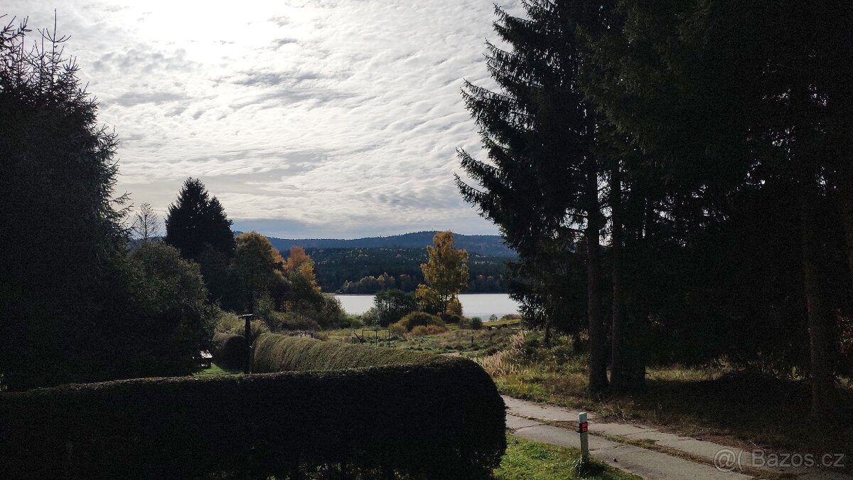 Prodej stavebního pozemku 900 m² s výhledem na jezero - 9