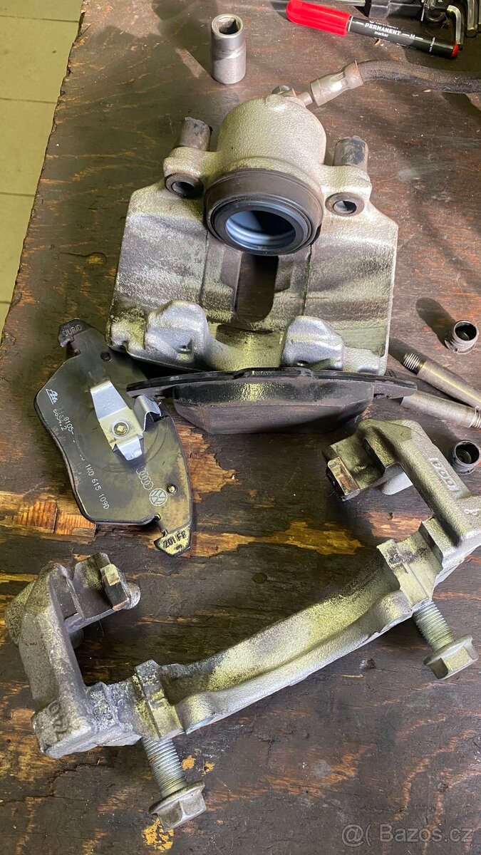 Třmeny golf V octavia 2 ATE + desky přední - 9