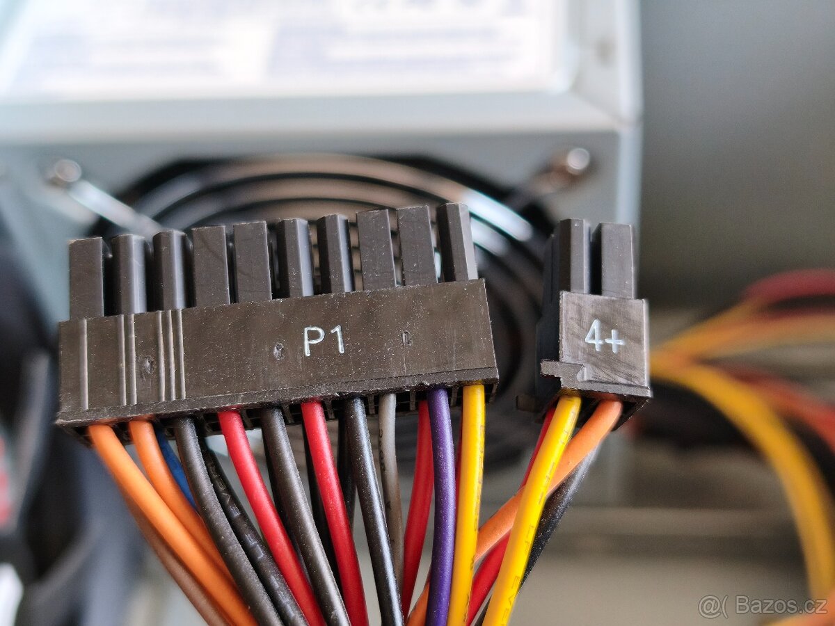 PC skříň (case) Chieftec se zdrojem a kolečky - 9