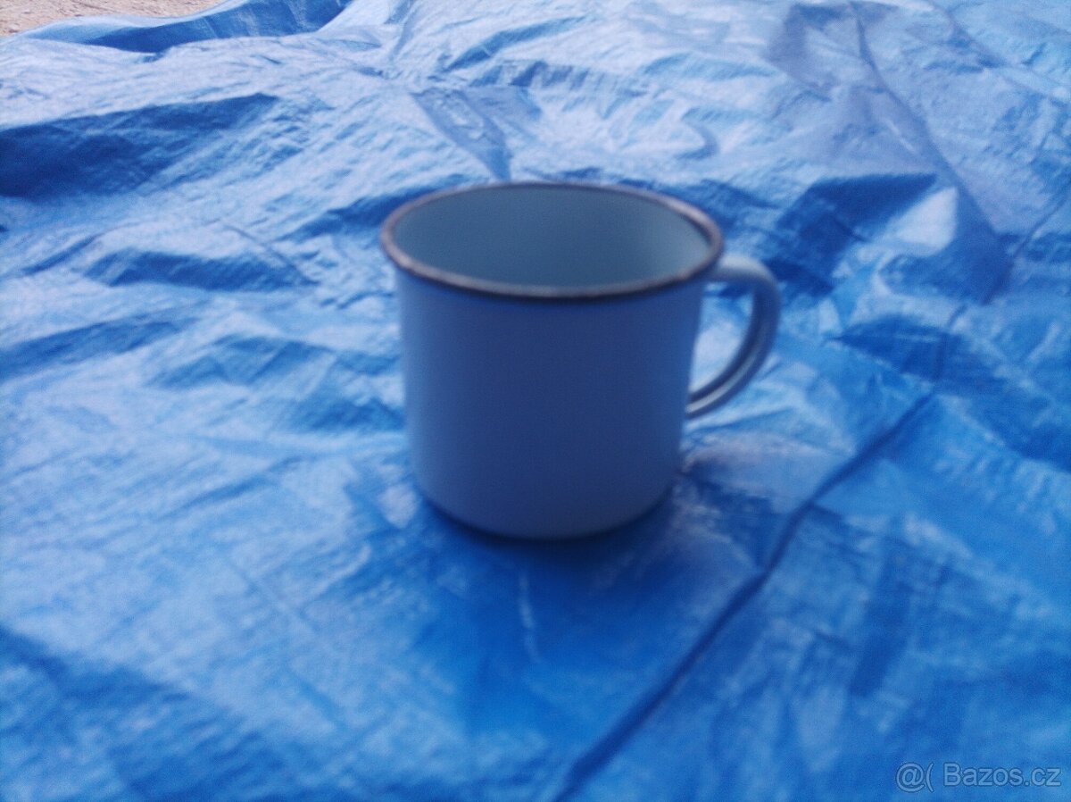 Smaltovaný světle modrý hrnek, průměr 8 cm - 9