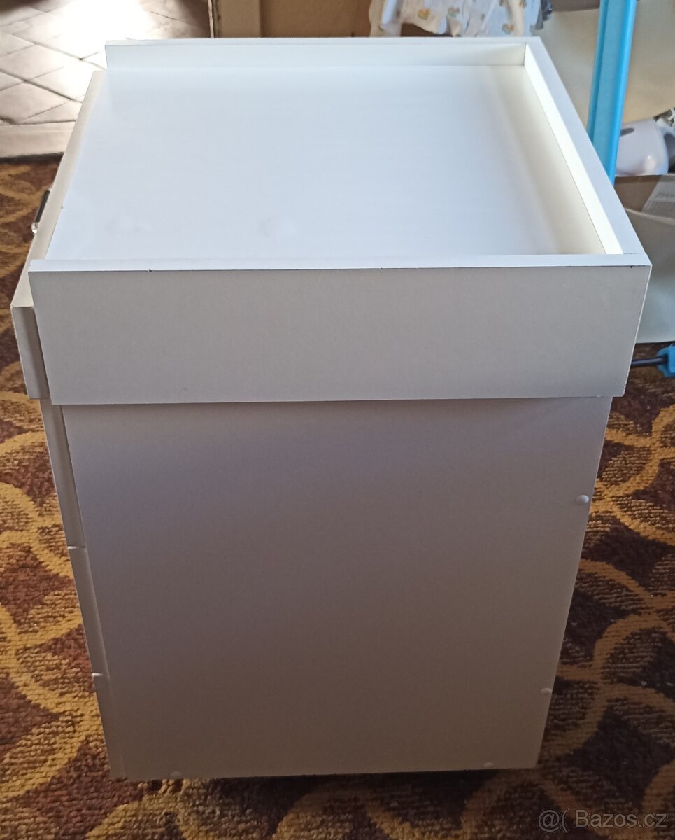 Malý stolek / přebalovací pult se šuplíky - 9