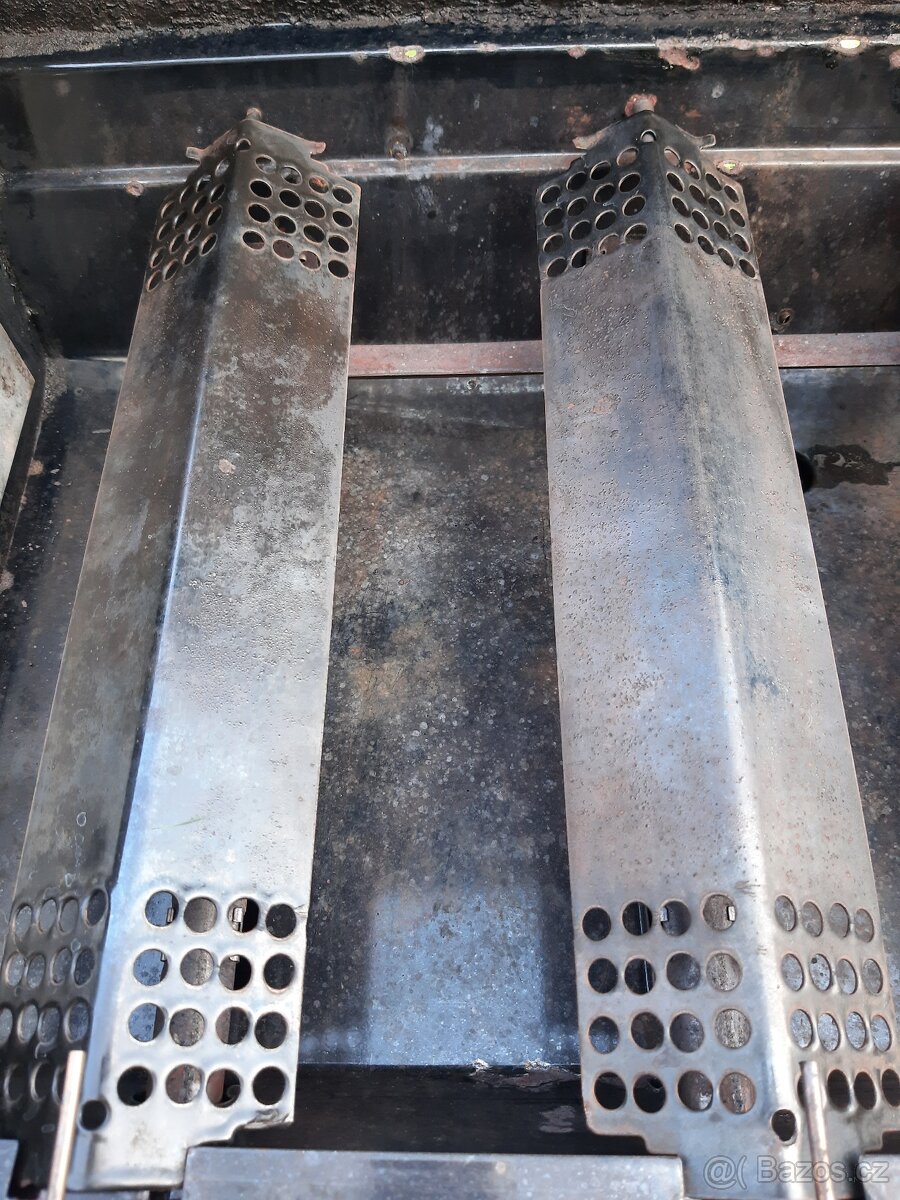 Zahradní gril CharBroil - 9