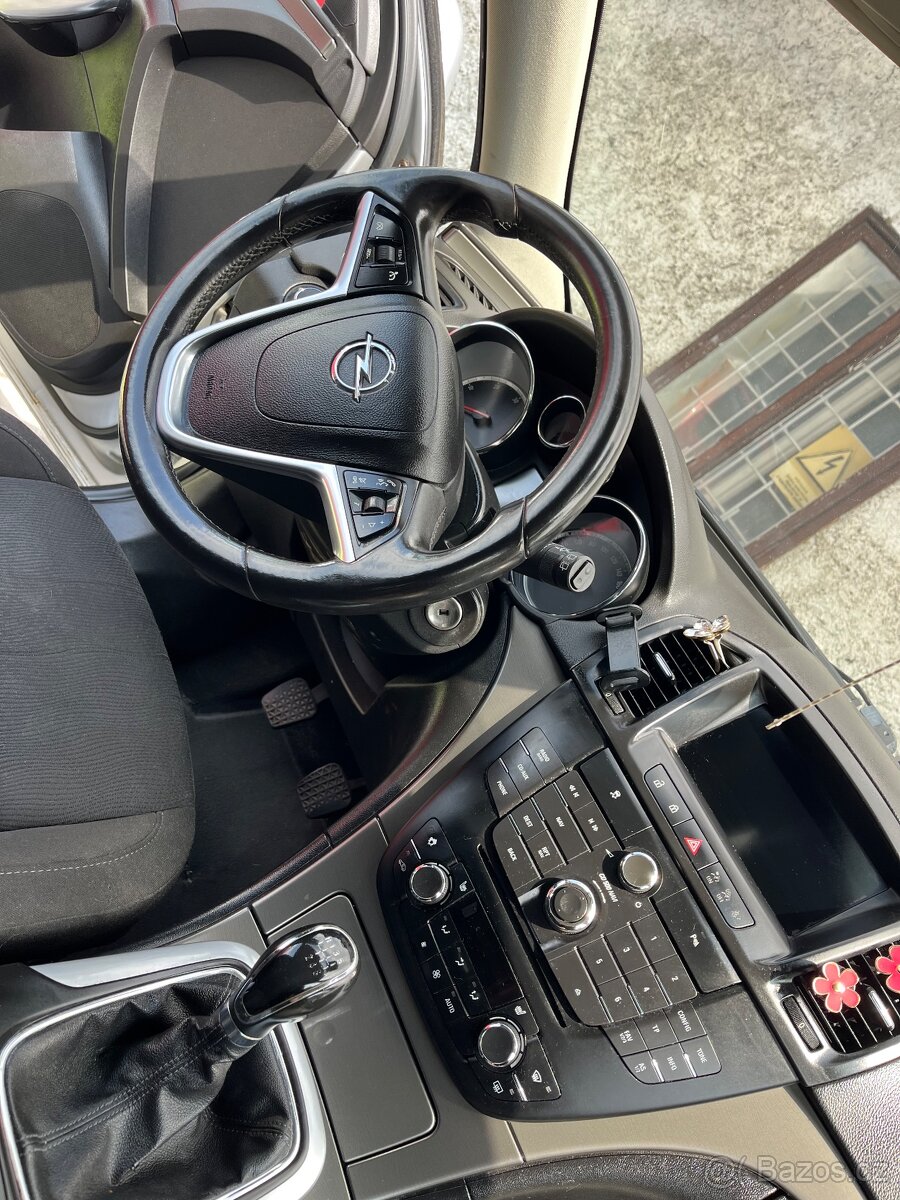 Opel Insignia sport TOURER 2.0 kombi rv 2011 - 9