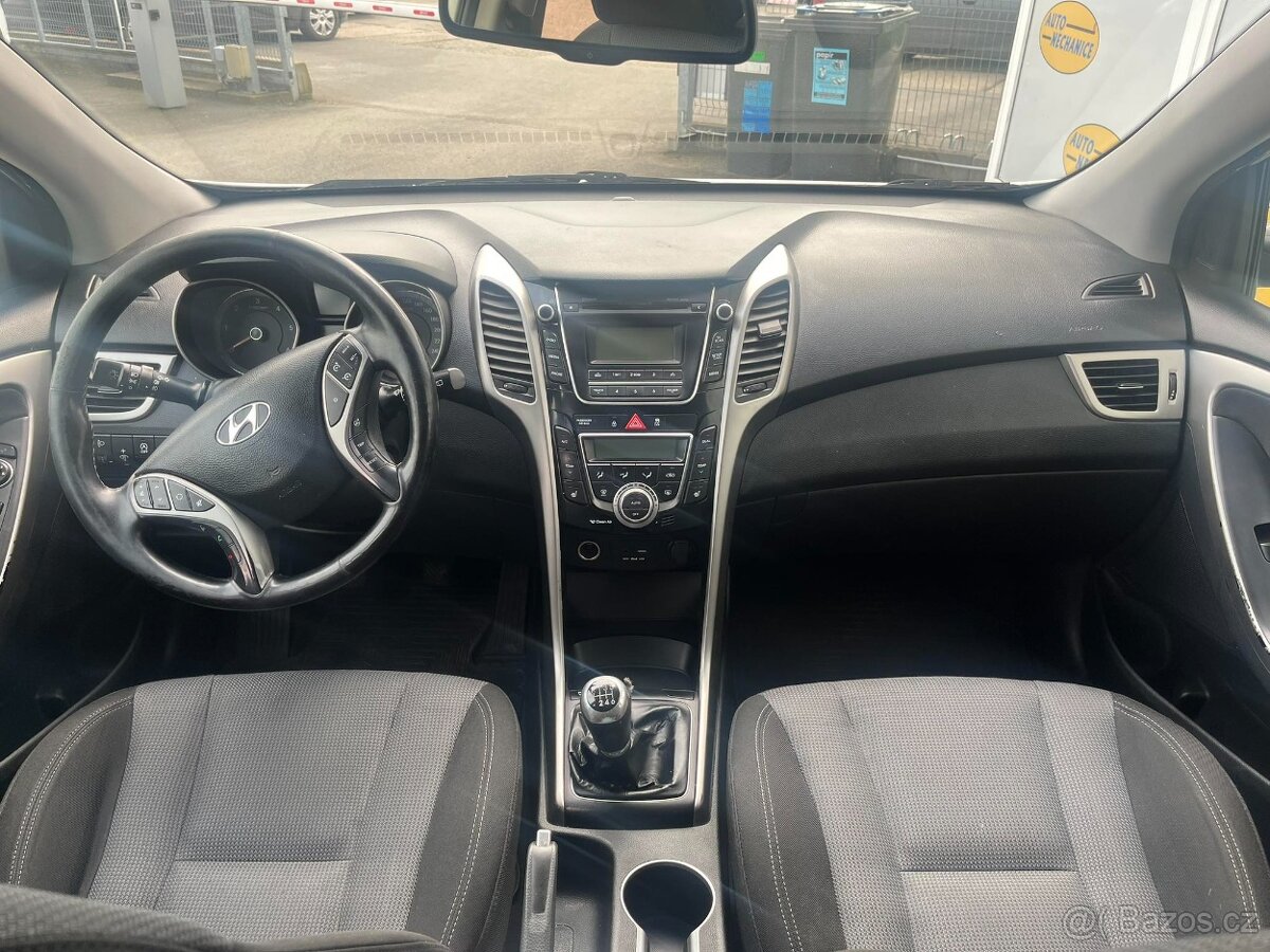 Prodám Hyundai i30 1.6 CRDi Weekend kombi - 9