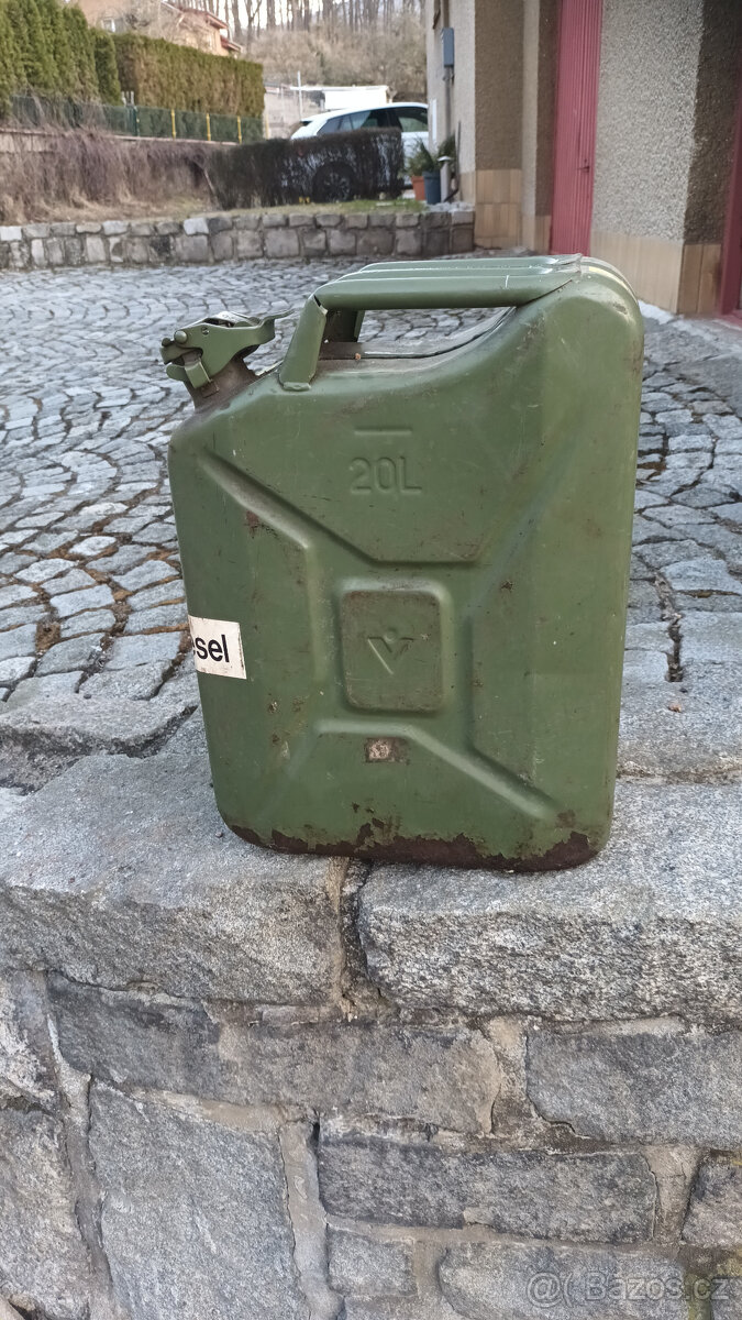 BARELY ,kanystry plech i plast , soudek - 9