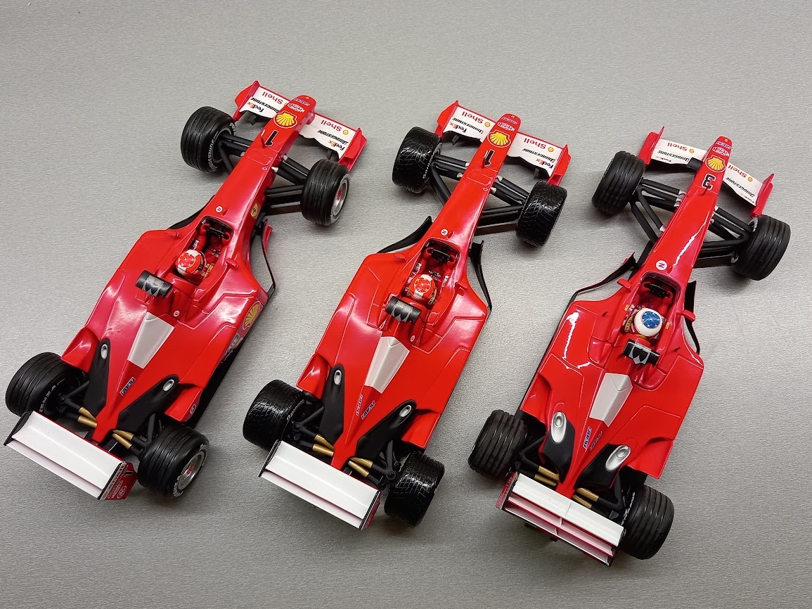 3x F1 FERRARI F2001 a F2000 SCHUMACHER HOTWHEELS 1:18 - 9