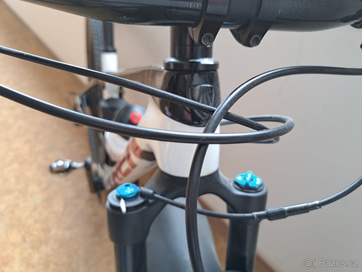 Trek PROCALIBER 9.8 karbonové kolo - 9