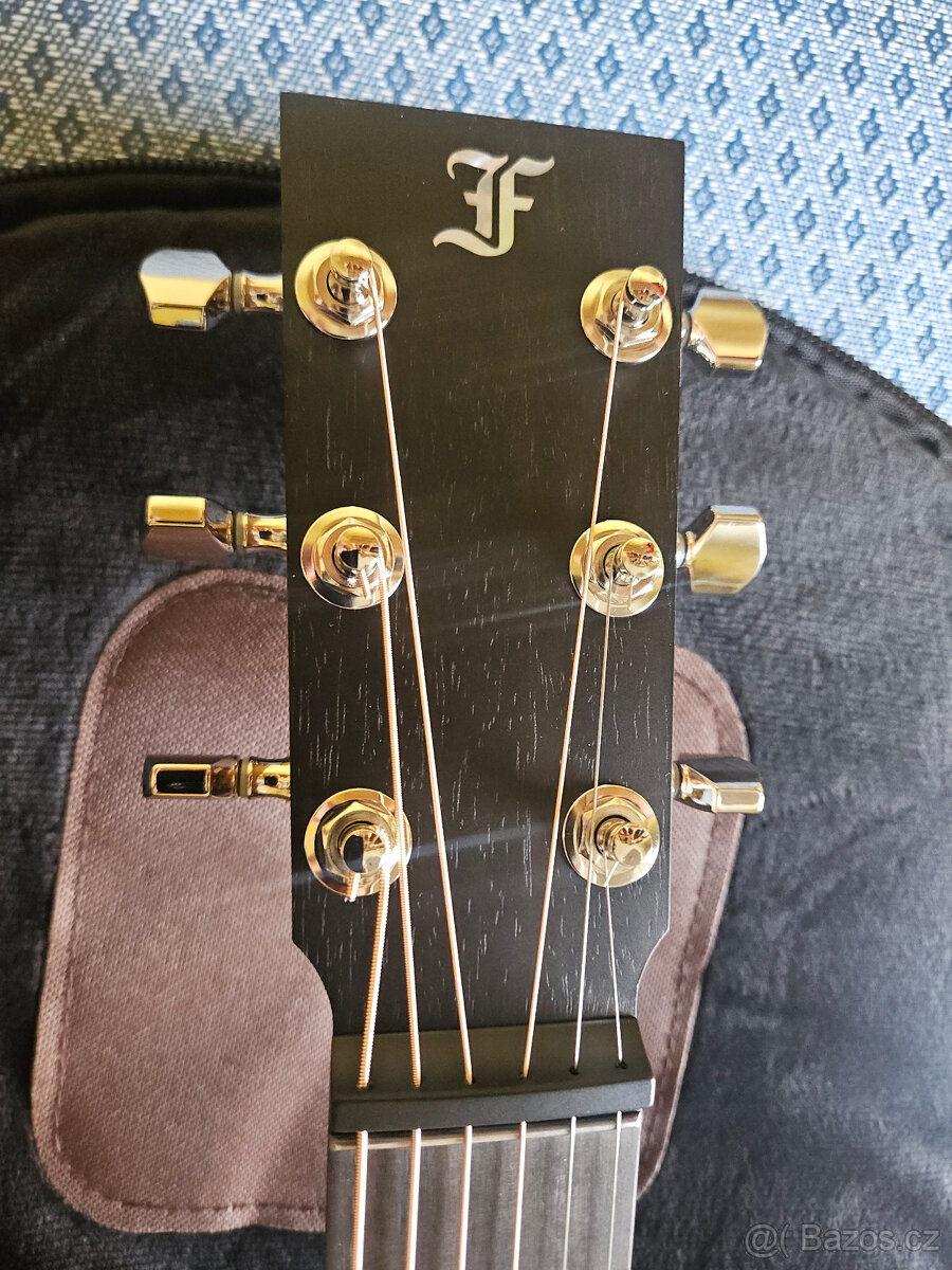 Nová celomasivní cestovní elektroakustická kytara FURCH - 9