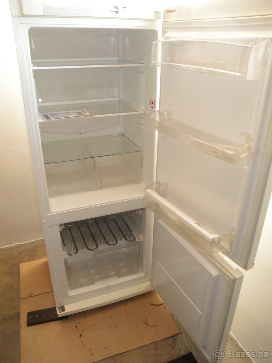 Lednička s mrazákem - 9