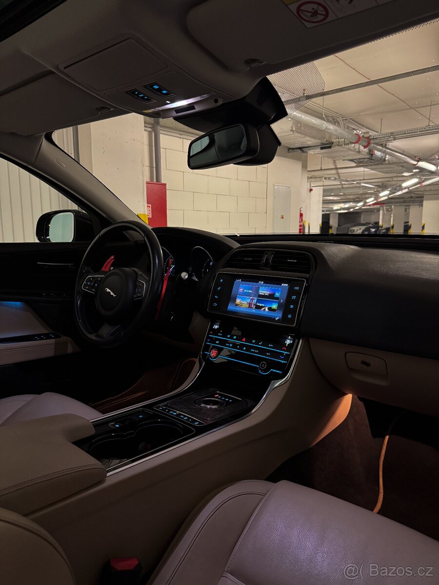 Jaguar XE 2.0D R-SPORT - 9