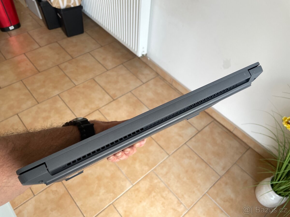 Herní notebook LOQ 15IAX9E - 9
