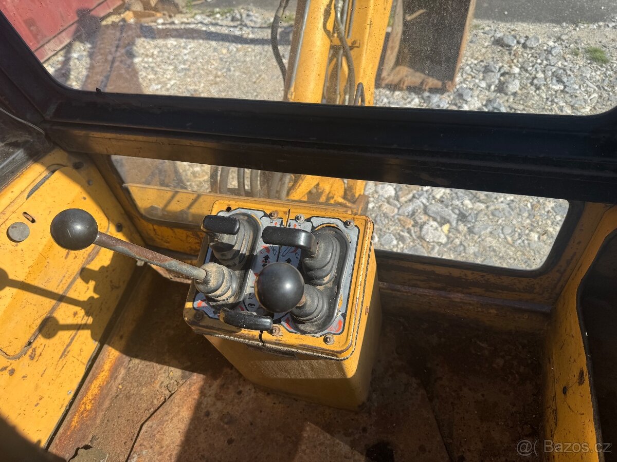 Traktorbagr Ford 555 , klapačka, pohon 4x2 - 9