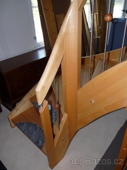 Dřevěné schody do mezipatra - 9